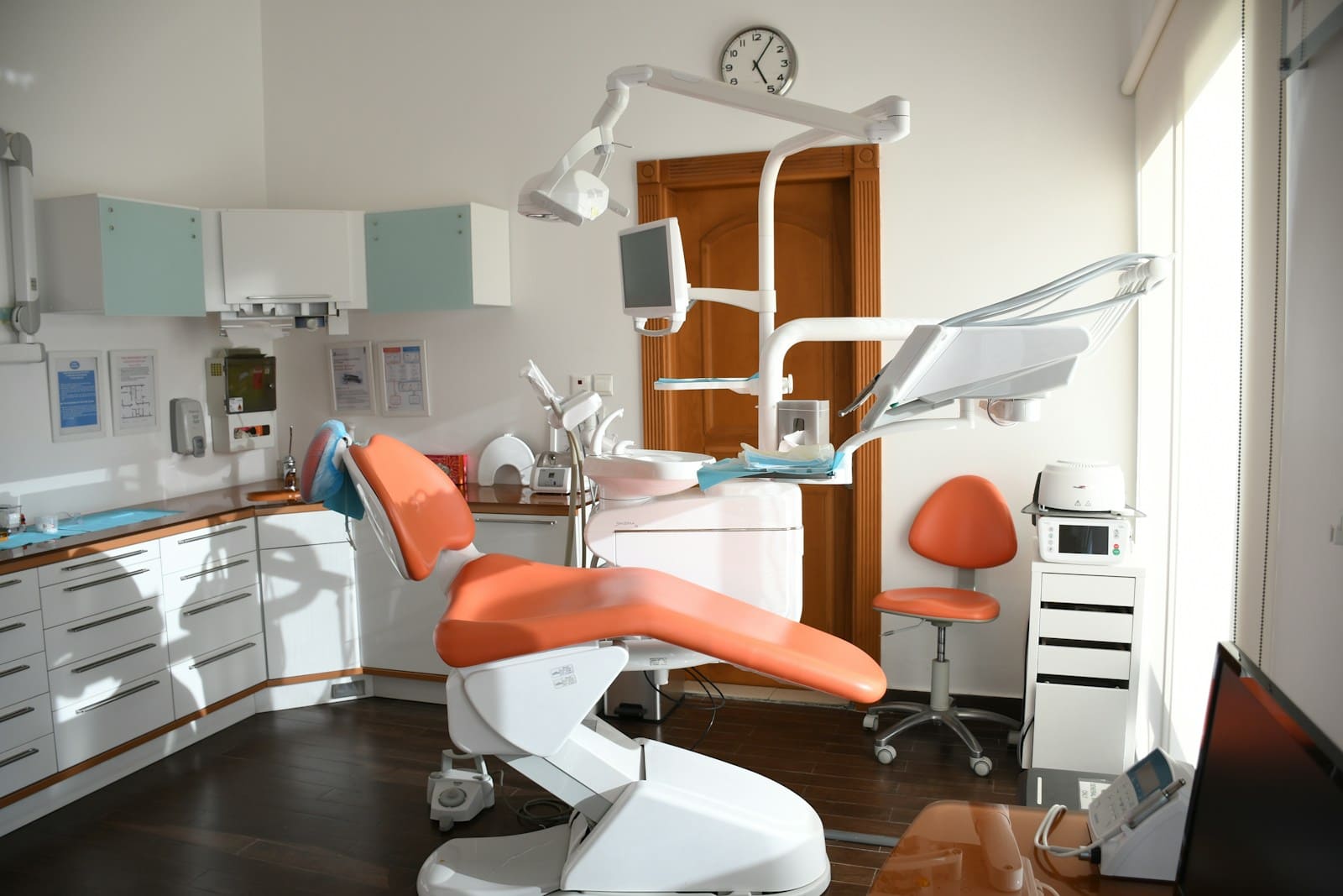 Almanya'da turuncu sandalyeli bir dişçi muayenehanesi.